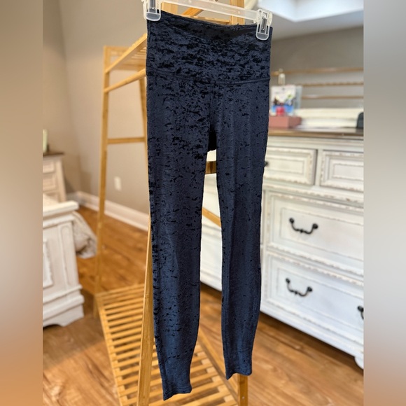 Lululemon Velvet Wunder Under HR tights in black, size 4 - Picture 4 of 7